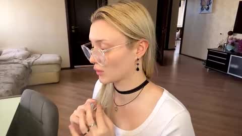 I am Gina ntmu Lets hit 10 Thumbs Up together online show from 19, 3, 2026