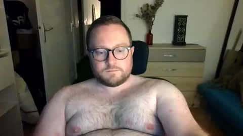 jeuneloup92 online show from 4, 12, 2025