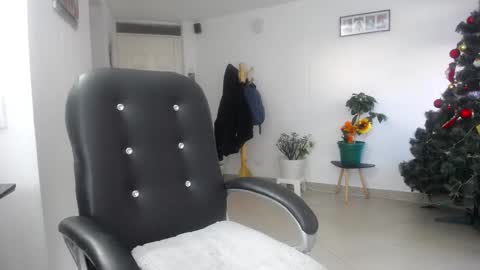 Snapshot of jezabel_purple chatting on 18, 12, 2025 Camila online show from 18, 12, 2025