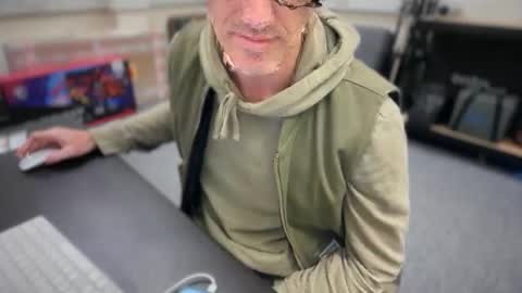 Snapshot of jgol519 chatting on 20, 10, 2025 James online show from 20, 10, 2025