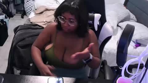 Snapshot of jigglypineapples chatting on 10, 9, 2025 goldenbaby online show from 10, 9, 2025