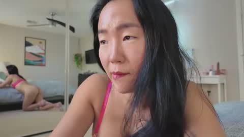 Jiwon online show from 13, 12, 2025