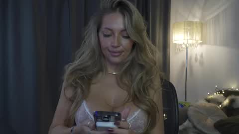 Snapshot of joannee chatting on 16, 11, 2025 Joanne online show from 16, 11, 2025