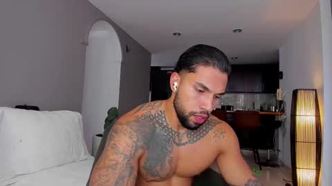 Snapshot of joe_esthetic chatting on 8, 10, 2025 joe_esthetic online show from 8, 10, 2025