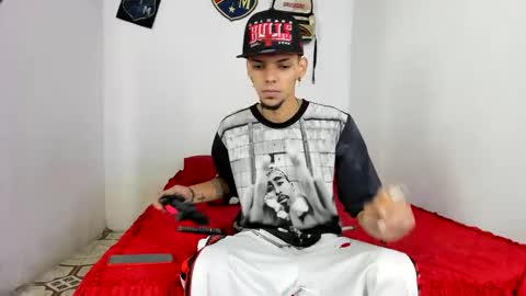 Snapshot of johan_and_antonella chatting on 5, 2, 2025 johan_and_antonella online show from 5, 2, 2025