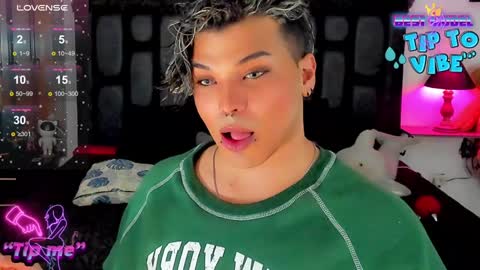 Snapshot of jujubee_lander chatting on 14, 12, 2024 Jujubee online show from 14, 12, 2024