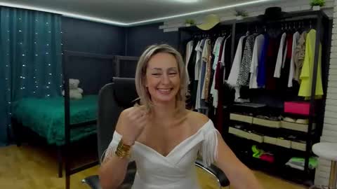 Snapshot of julia__cherry_ chatting on 5, 12, 2025 julia__cherry_ online show from 5, 12, 2025