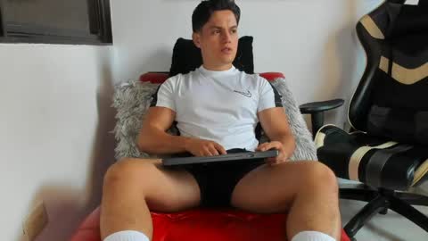Snapshot of julian_wallace chatting on 24, 4, 2026 julian_wallace online show from 24, 4, 2026