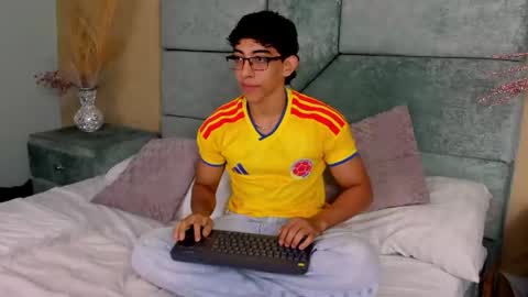 Snapshot of julianrouss chatting on 3, 7, 2026 Julian online show from 3, 7, 2026
