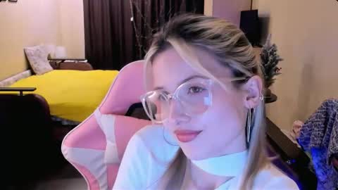 Julie online show from 4, 12, 2025