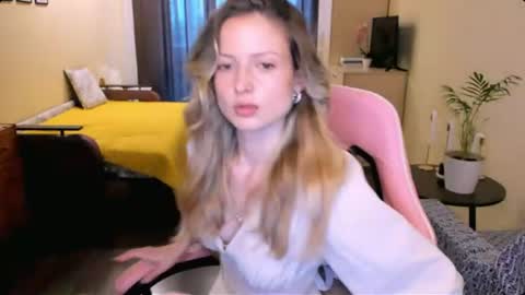 Snapshot of julie_flores chatting on 7, 7, 2026 Julie online show from 7, 7, 2026