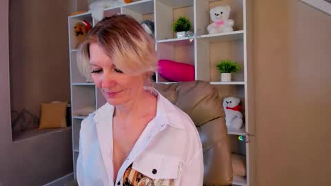 Julie Lucasss online show from 7, 3, 2026