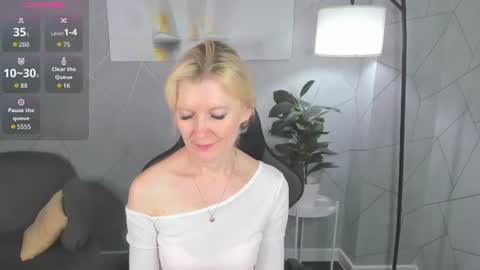 Snapshot of julie_lucasss chatting on 7, 7, 2026 Julie Lucasss online show from 7, 7, 2026