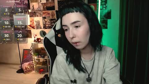 Snapshot of julscinamon chatting on 5, 10, 2025 Baroness Von Cringe online show from 5, 10, 2025