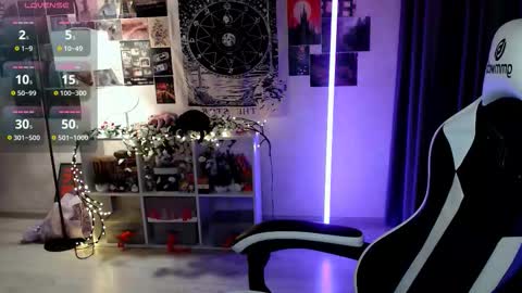 Snapshot of julscinamon chatting on 19, 11, 2025 Baroness Von Cringe online show from 19, 11, 2025