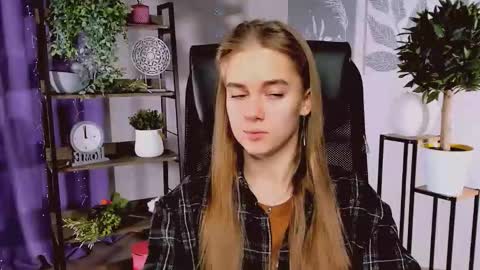 junewoods online show from 17, 12, 2025