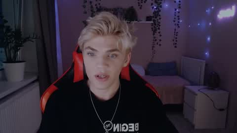 Snapshot of justin_cutie chatting on 14, 2, 2025 U bf Justin online show from 14, 2, 2025