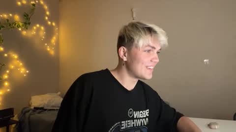 Snapshot of justin_cutie chatting on 15, 12, 2025 U bf Justin online show from 15, 12, 2025