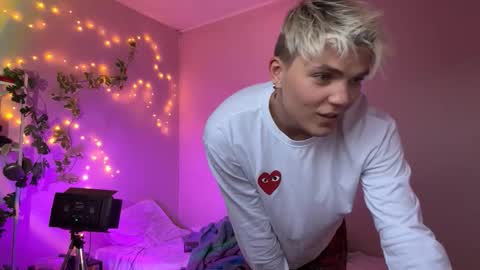 Snapshot of justin_cutie chatting on 18, 12, 2025 U bf Justin online show from 18, 12, 2025