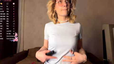 Snapshot of karlenegries chatting on 25, 5, 2026 Olivia online show from 25, 5, 2026