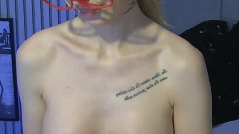 Snapshot of karmaarms chatting on 28, 4, 2026 Julia online show from 28, 4, 2026