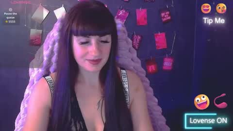 Snapshot of karolina_mia chatting on 28, 10, 2025 Caroline online show from 28, 10, 2025
