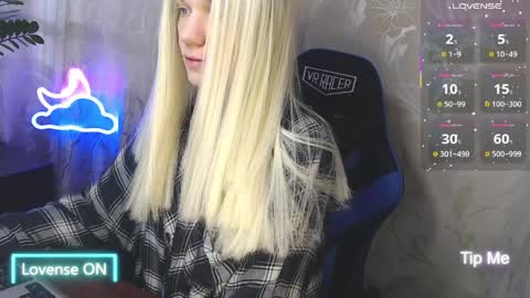 Snapshot of karolynafox chatting on 10, 4, 2026 Caroline Fox online show from 10, 4, 2026