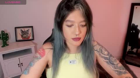 Snapshot of kat_apple chatting on 24, 10, 2025 Alicia online show from 24, 10, 2025