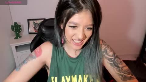 Snapshot of kat_apple chatting on 25, 10, 2025 Alicia online show from 25, 10, 2025