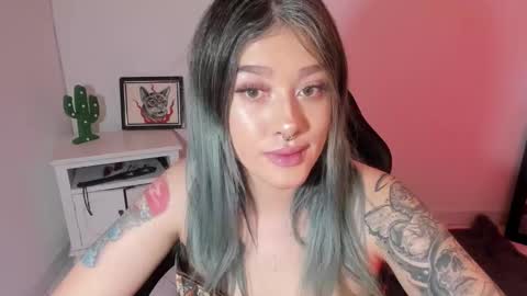 Snapshot of kat_apple chatting on 1, 11, 2025 Alicia online show from 1, 11, 2025