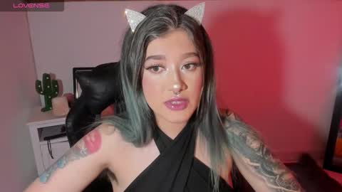 Snapshot of kat_apple chatting on 3, 11, 2025 Alicia online show from 3, 11, 2025