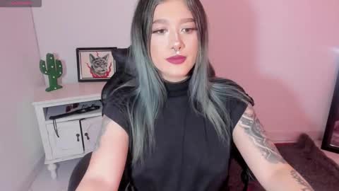 Snapshot of kat_apple chatting on 4, 11, 2025 Alicia online show from 4, 11, 2025