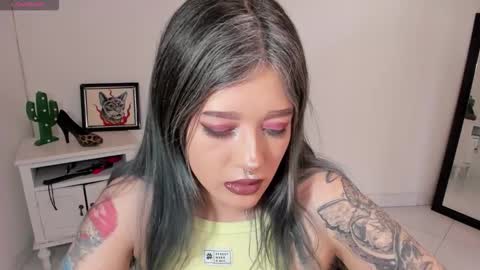 Snapshot of kat_apple chatting on 13, 11, 2025 Alicia online show from 13, 11, 2025