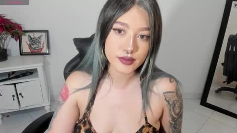 Snapshot of kat_apple chatting on 21, 11, 2025 Alicia online show from 21, 11, 2025