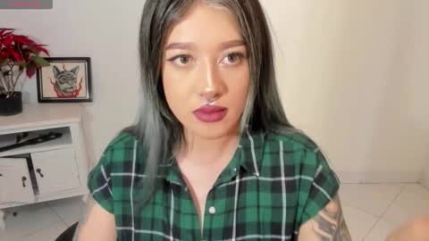 Snapshot of kat_apple chatting on 22, 11, 2025 Alicia online show from 22, 11, 2025