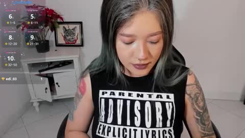 Snapshot of kat_apple chatting on 27, 11, 2025 Alicia online show from 27, 11, 2025