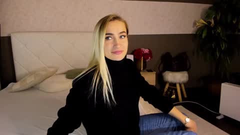 Snapshot of kateowyns chatting on 4, 12, 2024 KateOwyns online show from 4, 12, 2024