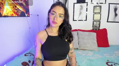 Snapshot of kathhoney1 chatting on 8, 11, 2025 Kath online show from 8, 11, 2025