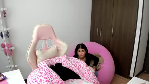 Snapshot of katrinrosex chatting on 4, 12, 2024 Katrin online show from 4, 12, 2024
