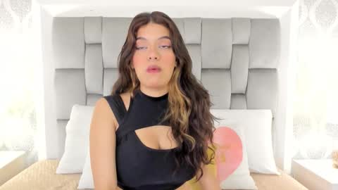 Keiira Fox online show from 3, 2, 2026