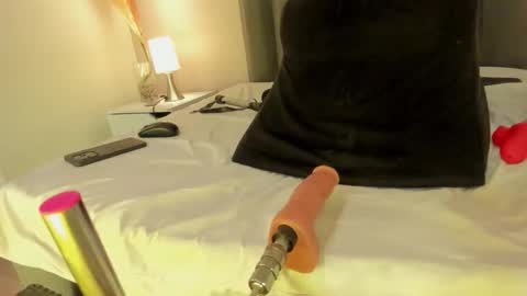 kendrachavez_ online show from 14, 11, 2025