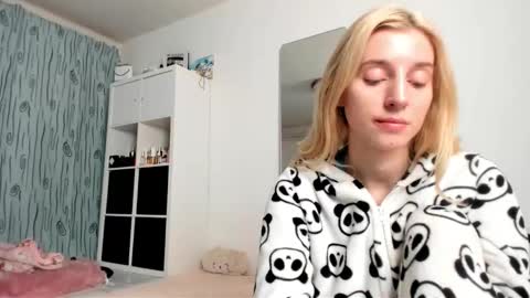Snapshot of kenziedawton chatting on 10, 1, 2025 Kenzie online show from 10, 1, 2025