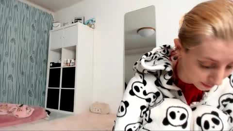 Snapshot of kenziedawton chatting on 6, 2, 2025 Kenzie online show from 6, 2, 2025