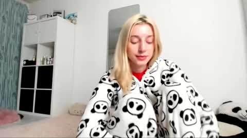 Snapshot of kenziedawton chatting on 22, 2, 2025 Kenzie online show from 22, 2, 2025