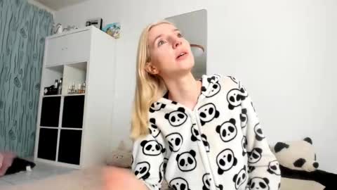 Snapshot of kenziedawton chatting on 8, 10, 2025 Kenzie online show from 8, 10, 2025
