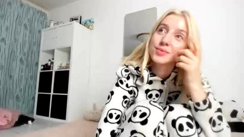 Snapshot of kenziedawton chatting on 10, 10, 2025 Kenzie online show from 10, 10, 2025