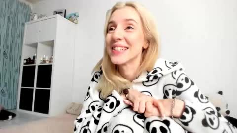 Kenzie online show from 6, 11, 2025