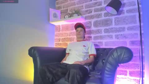 Snapshot of kevinn_blue chatting on 17, 11, 2025 Sexy Hot Kevin online show from 17, 11, 2025
