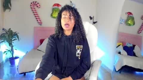 Snapshot of keyla_roberts_ chatting on 27, 12, 2024 Adhara. Help me reach 100 likes online show from 27, 12, 2024