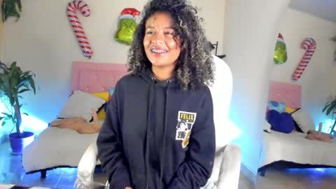 Snapshot of keyla_roberts_ chatting on 27, 12, 2024 Adhara. Help me reach 100 likes online show from 27, 12, 2024